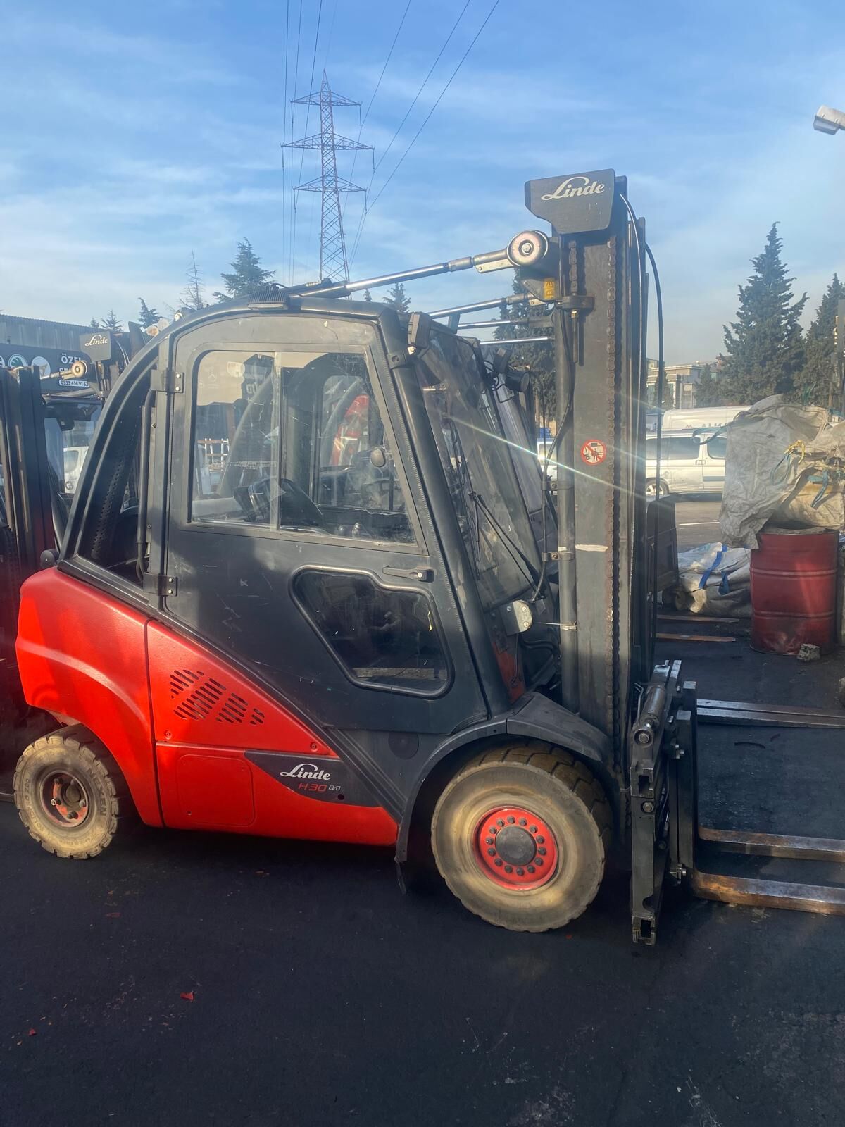 393 Serisi Linde H30T-02 Evo 3Ton lpg 3.65mt Standart Asansör 4Yollu Entegre Çatal Pozisyoner Ataşmanlı
